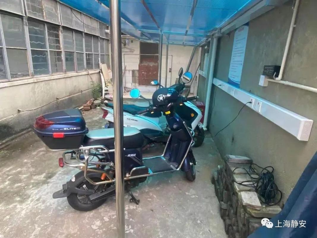 小区非机动车充电难,又没有公共收益安装新车棚,怎么办?